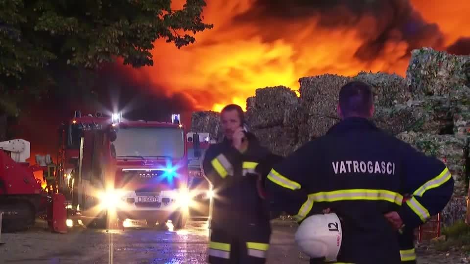 Video: Großbrand in Kunststofflager in Kroatien