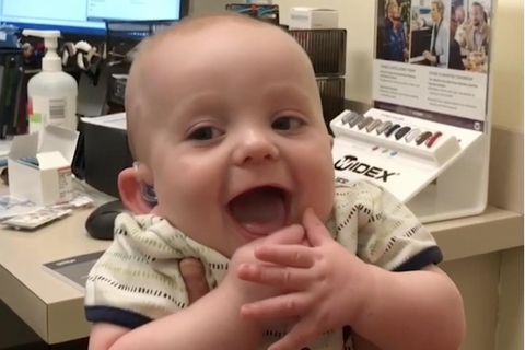 Bewegender Moment: Taubes Baby hört zum ersten Mal die Stimme seiner Eltern