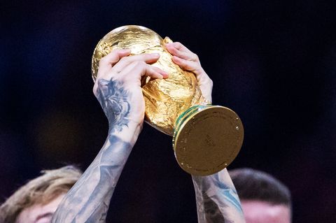 Fifa: Der Argentinier Nicolás Otamendi stemmt den WM-Pokal nach dem Finale von Doha 2022 in die Höhe