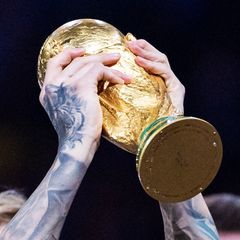 Fifa: Der Argentinier Nicolás Otamendi stemmt den WM-Pokal nach dem Finale von Doha 2022 in die Höhe