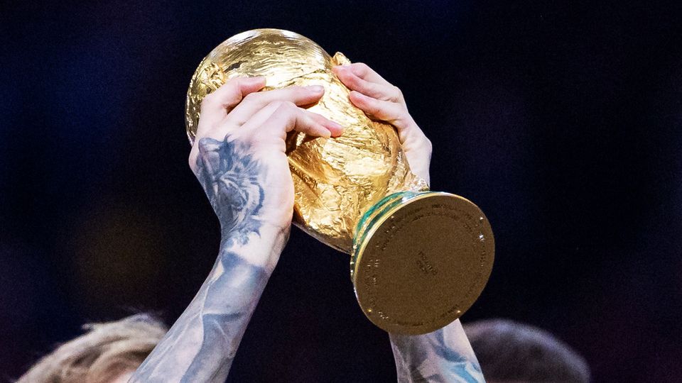 Der Argentinier Nicolás Otamendi stemmt den WM-Pokal nach dem Finale von Doha 2022 in die Höhe