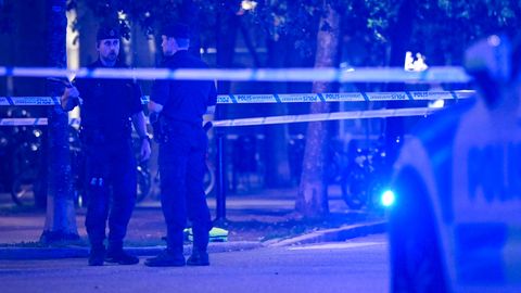 Polizisten sichern in Schweden einen Tatort