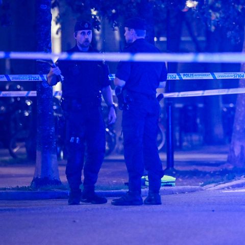 Polizisten sichern in Schweden einen Tatort