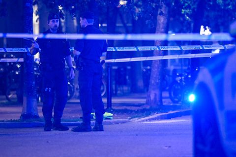 Polizisten sichern in Schweden einen Tatort