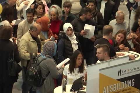 Video: Jobmesse für Geflüchtete in Berlin: Zwischen Hoffnung und Herausforderung