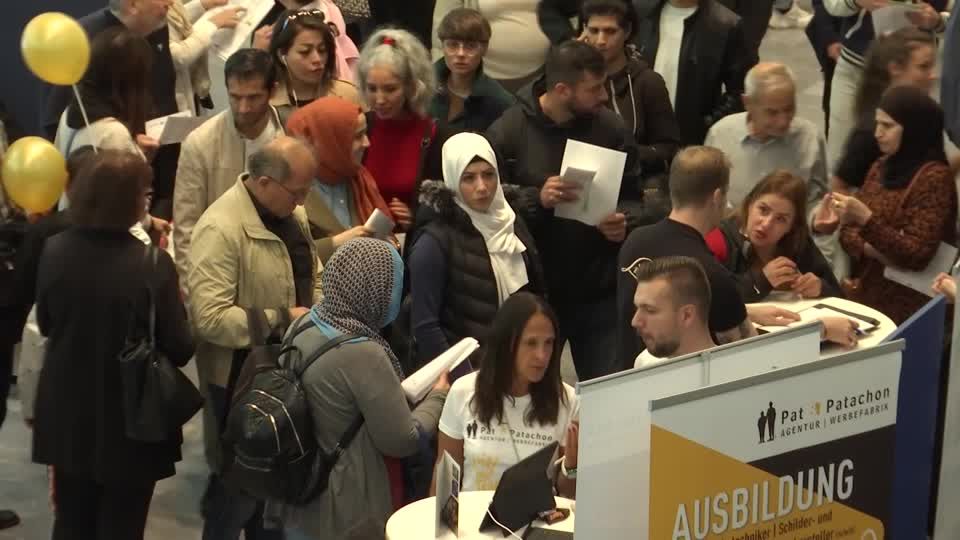 Video: Jobmesse für Geflüchtete in Berlin: Zwischen Hoffnung und Herausforderung