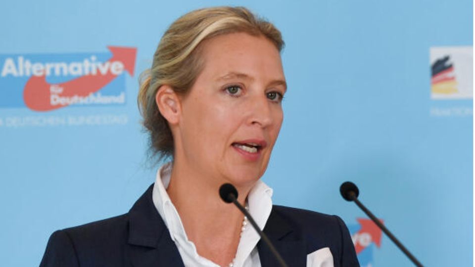 AfD-Chefin Alice Weidel spricht vor Beginn der Fraktionssitzung im Bundestag