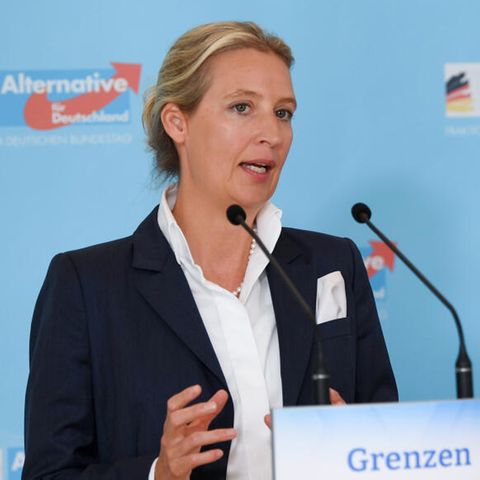 AfD-Chefin Alice Weidel spricht vor Beginn der Fraktionssitzung im Bundestag