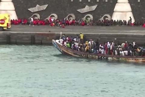 Video: Hunderte Migranten auf den Kanaren angekommen