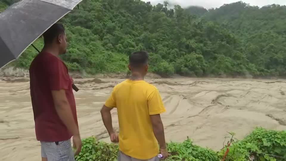 Video: Indischer Gletschersee Läuft über Und überflutet Tal - Tote Und ...