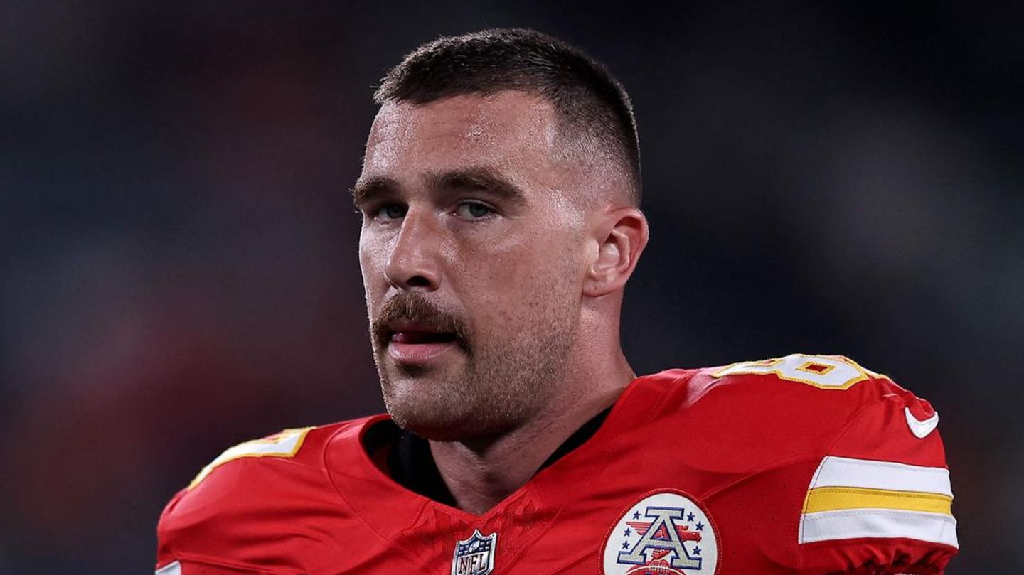 Footballer Travis Kelce von den Kansas City Chiefs räumt ein, dass er Taylor Swift zu einem Spiel ins Stadion eingeladen habe