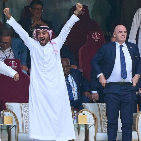 Saudi-Arabiens Kronprinz Mohammed bin Salman jubelt bei der WM 2022 über den Sieg seines Landes über Argentinien, neben ihm Fifa-Präsident Gianni Infantino