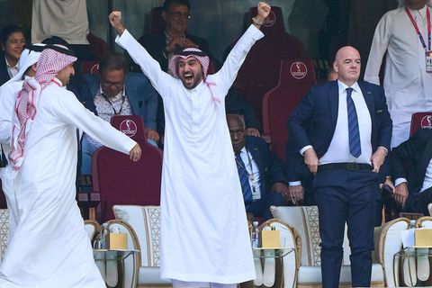 Saudi-Arabiens Kronprinz Mohammed bin Salman jubelt bei der WM 2022 über den Sieg seines Landes über Argentinien, neben ihm Fifa-Präsident Gianni Infantino