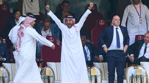 Saudi-Arabiens Kronprinz Mohammed bin Salman jubelt bei der WM 2022 über den Sieg seines Landes über Argentinien, neben ihm Fifa-Präsident Gianni Infantino