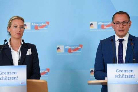 AfD-Fraktionsvorsitzende Tino Chrupalla und Alice Weidel sprechen vor der Presse