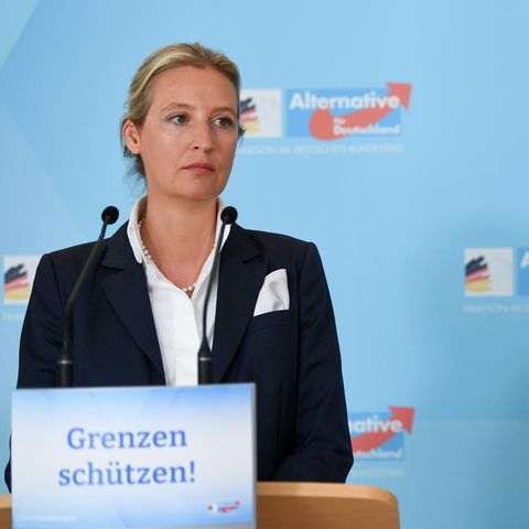 AfD-Fraktionsvorsitzende Tino Chrupalla und Alice Weidel sprechen vor der Presse
