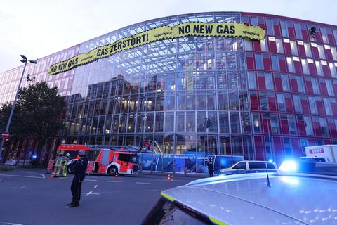 Aktivisten der Umweltschutzorganisation Greenpeace haben an der Fassade der Uniper Zentrale ein Transparent angebracht