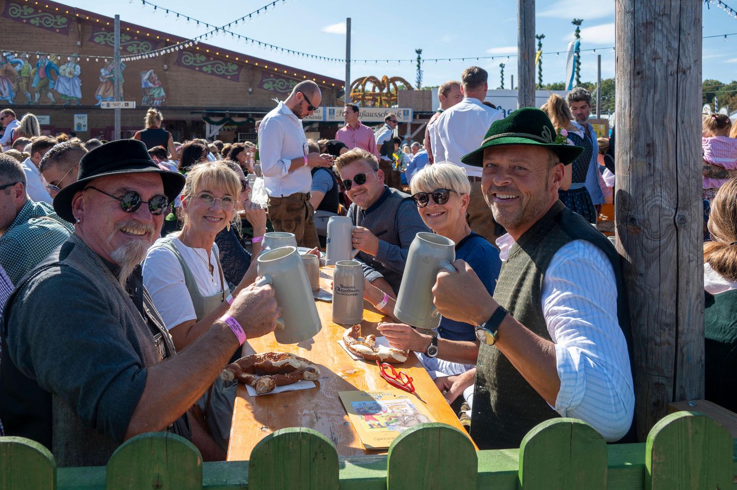 Männer und Frauen beim Oktoberfest
