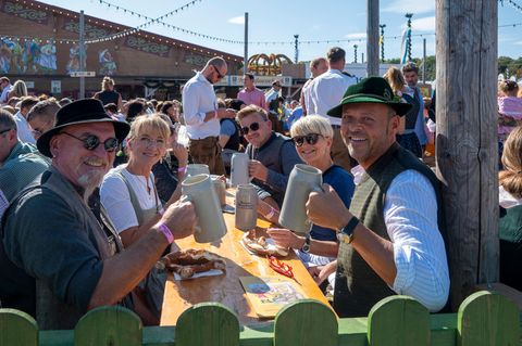 Männer und Frauen beim Oktoberfest