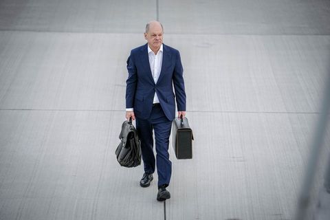 Kanzler Olaf Scholz auf dem Weg zum EU-Gipfel.