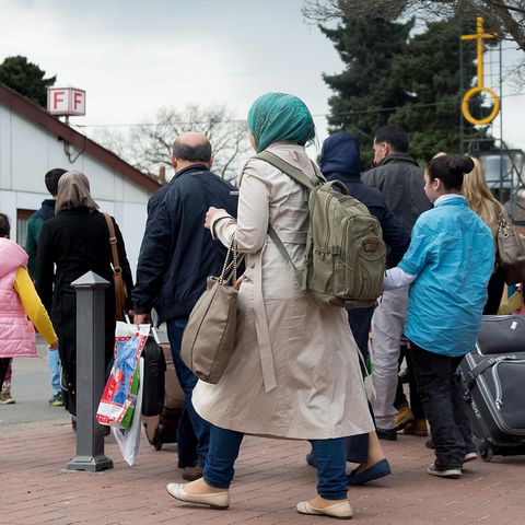 Migranten kommen in das Grenzdurchgangslager Friedland in Niedersachsen (Archivbild)