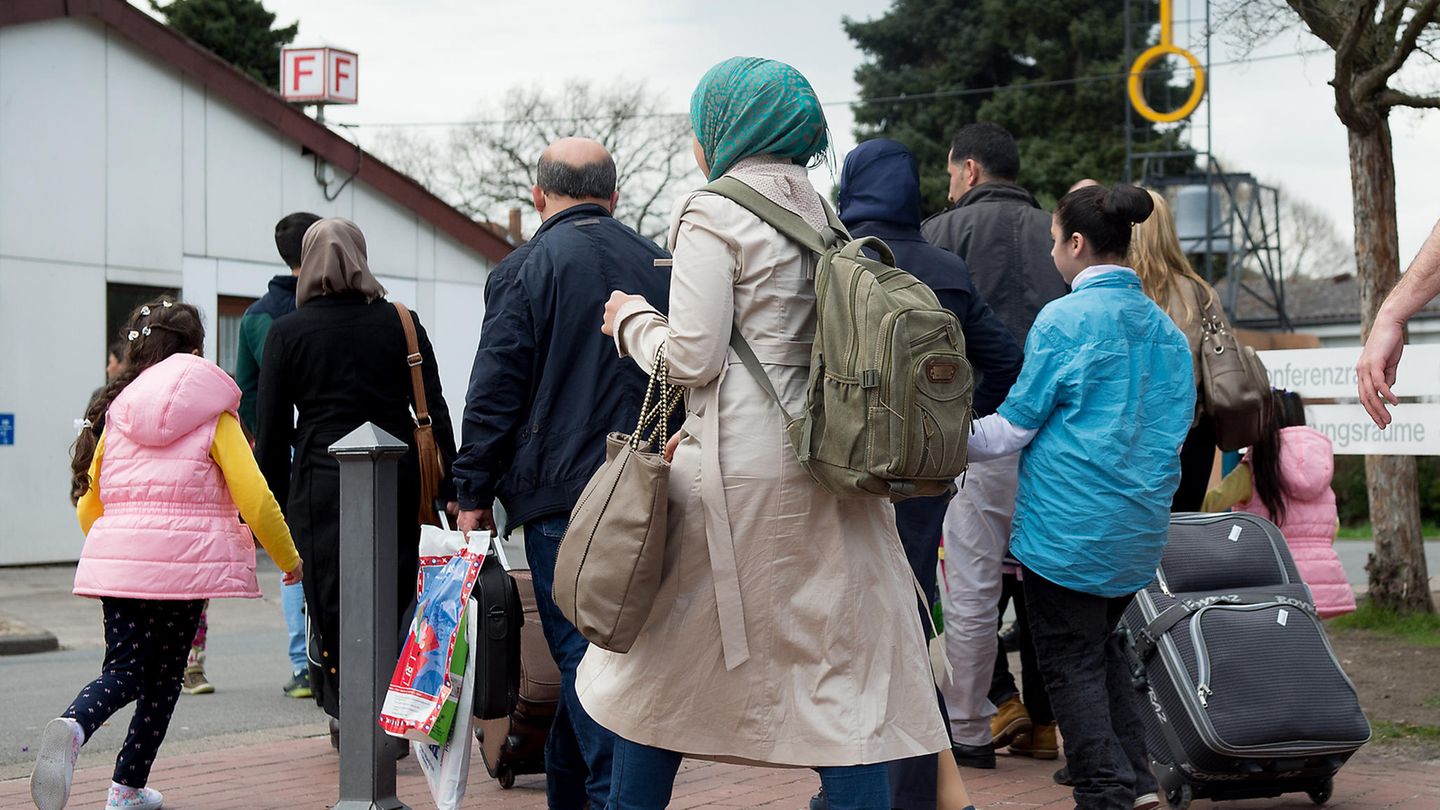 Migranten kommen in das Grenzdurchgangslager Friedland in Niedersachsen (Archivbild)