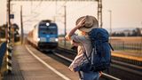 Gerade volljährig geworden und los mit dem Zug durch Europa: 36.000 junge Europäerinnen und Europäer haben wieder die Chance auf ein kostenloses Ticket für Zugreisen quer durch den Kontinent. Die Europäische Kommission läutete am Mittwoch die nächste Runde des Reiseprogramms "DiscoverEU" ein. Bis zum 18. Oktober um 12 Uhr können junge Erwachsene sich auf die Tickets bewerben, wie die Brüsseler Behörde mitteilte. Teilnehmen können Bürgerinnen und Bürger der EU-Staaten sowie aus Island, Liechtenstein, Nordmazedonien, Norwegen, Serbien und der Türkei. Wer ein Gratis-Ticket gewinnen will, muss zunächst sein Wissen in einem kleinen Quiz unter Beweis stellen. Zwischen dem 1. März 2024 und dem 31. Mai 2025 können die Gewinner dann bis zu 30 Tage lang durch Europa reisen. Teilnehmen kann, wer zwischen dem 1. Januar und dem 31. Dezember 2005 geboren wurde. Teilnehmerinnen und Teilnehmer mit einer Behinderung oder gesundheitlichen Problemen können sich begleiten lassen. Die Initiative "DiscoverEU" startete im Jahr 2018 und geht auf die Idee der Aktivisten Vincent-Immanuel Herr und Martin Speer zurück. Mit ihrem Vorschlag, jedem EU-Bürger zum 18. Geburtstag ein Interrail-Ticket zu schenken und ihn so mit dem Kontinent vertraut zu machen, stießen sie auf viel Zuspruch aus Politik und Gesellschaft.