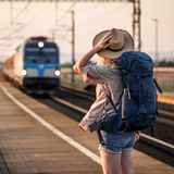 Gerade volljährig geworden und los mit dem Zug durch Europa: 36.000 junge Europäerinnen und Europäer haben wieder die Chance auf ein kostenloses Ticket für Zugreisen quer durch den Kontinent. Die Europäische Kommission läutete am Mittwoch die nächste Runde des Reiseprogramms "DiscoverEU" ein. Bis zum 18. Oktober um 12 Uhr können junge Erwachsene sich auf die Tickets bewerben, wie die Brüsseler Behörde mitteilte. Teilnehmen können Bürgerinnen und Bürger der EU-Staaten sowie aus Island, Liechtenstein, Nordmazedonien, Norwegen, Serbien und der Türkei. Wer ein Gratis-Ticket gewinnen will, muss zunächst sein Wissen in einem kleinen Quiz unter Beweis stellen. Zwischen dem 1. März 2024 und dem 31. Mai 2025 können die Gewinner dann bis zu 30 Tage lang durch Europa reisen. Teilnehmen kann, wer zwischen dem 1. Januar und dem 31. Dezember 2005 geboren wurde. Teilnehmerinnen und Teilnehmer mit einer Behinderung oder gesundheitlichen Problemen können sich begleiten lassen. Die Initiative "DiscoverEU" startete im Jahr 2018 und geht auf die Idee der Aktivisten Vincent-Immanuel Herr und Martin Speer zurück. Mit ihrem Vorschlag, jedem EU-Bürger zum 18. Geburtstag ein Interrail-Ticket zu schenken und ihn so mit dem Kontinent vertraut zu machen, stießen sie auf viel Zuspruch aus Politik und Gesellschaft.