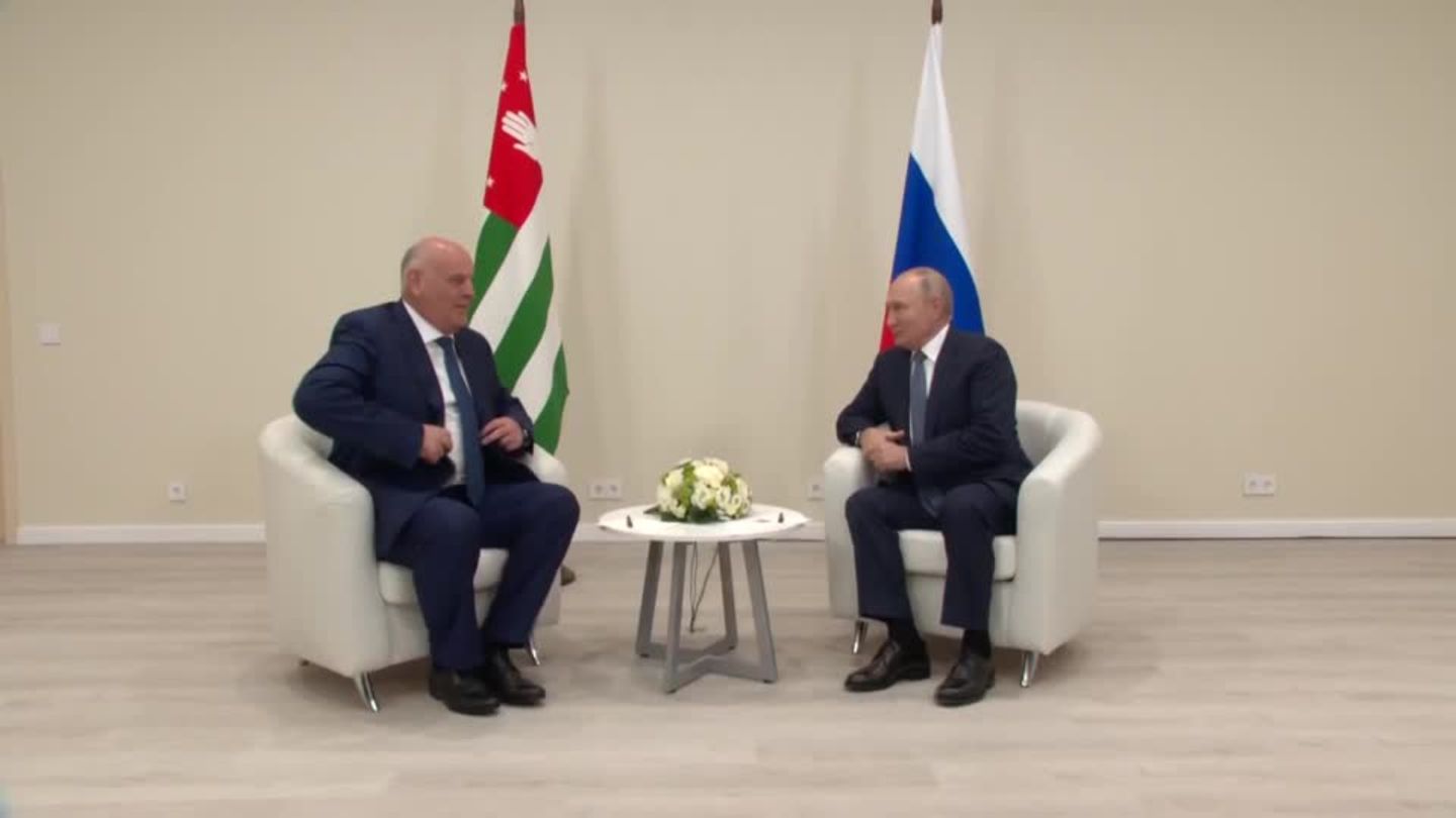 Video: Abtrünniger Teil Georgiens kündigt russische Marinebasis an | STERN.de