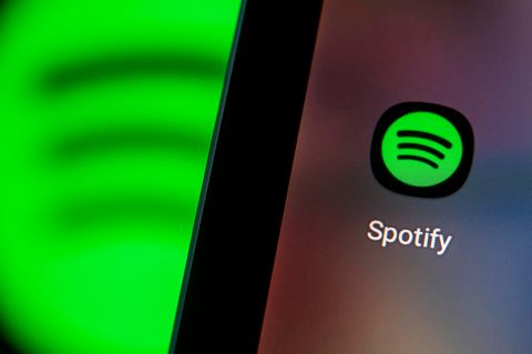 Spotify-Logo auf einem Bildschirm