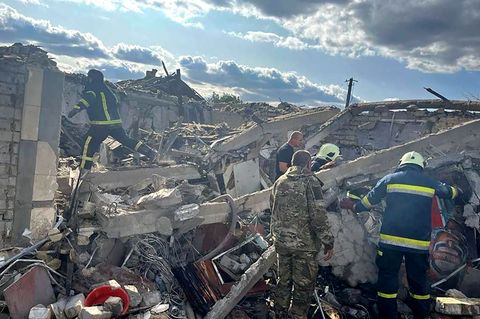 Der Ort des russischen Raketenangriffs in dem Dorf Hroza in der Nähe von Charkiw