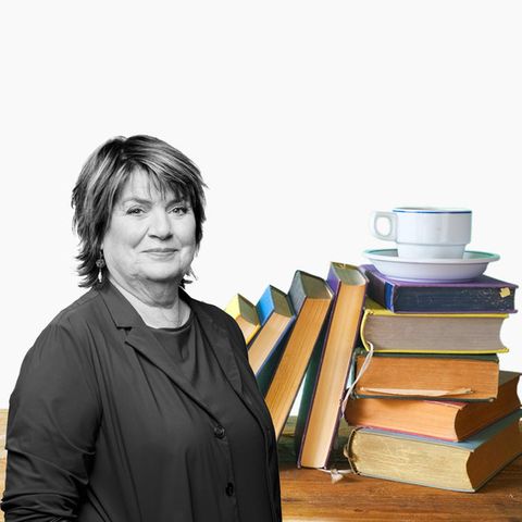 Frau Christine Westermann vor einem Bücherstapel