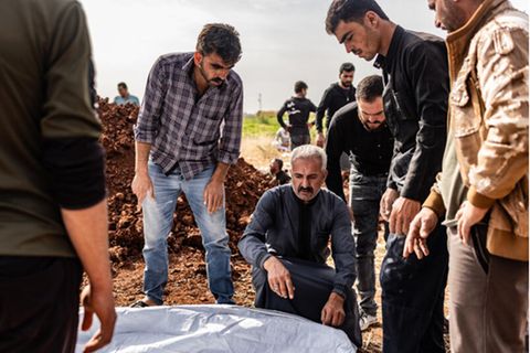 Menschen beerdigen die Opfer eines Raketenangriffs in Kafr Nouran, Syrien. Am Donnerstag kam es zu einem tödlichen Drohnenangriff in der Stadt Homs