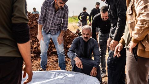 Menschen beerdigen die Opfer eines Raketenangriffs in Kafr Nouran, Syrien. Am Donnerstag kam es zu einem tödlichen Drohnenangriff in der Stadt Homs