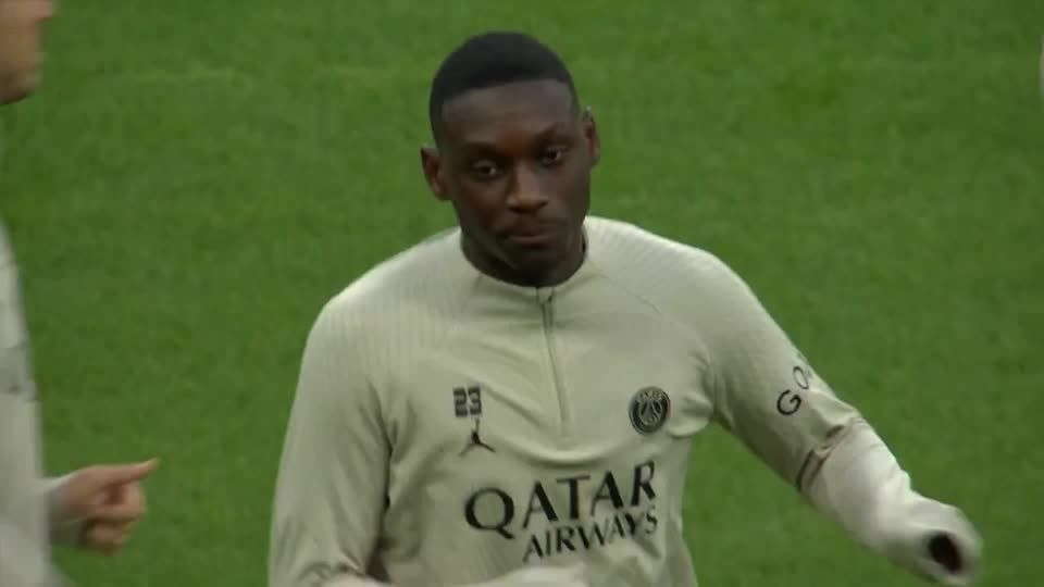 Video: Beleidigungen bei Fußballspiel: PSG-Spieler werden bestraft Video: Beleidigungen bei Fußballspiel: PSG-Spieler werden bestraft