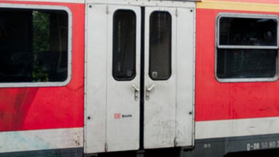 Zum Fahrplanwechsel: Sogenannte Drehfalttüren waren jahrzehntelang Standard bei der Eisenbahn. Sie sind nur mit vergleichsweise großem Kraftaufwand zu öffnen (hier an einem Regionalzug-Waggon). Sogenannte Drehfalttüren waren jahrzehntelang Standard bei der Eisenbahn. Sie sind nur mit vergleichsweise großem Kraftaufwand zu öffnen (hier an einem Regionalzug-Waggon).