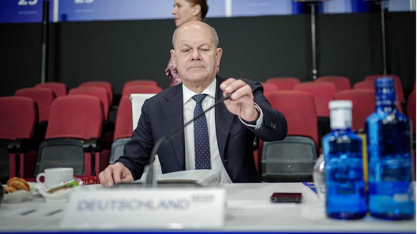 Spanien, Granada: Bundeskanzler Olaf Scholz (SPD) nimmt am Morgen an der Arbeitssitzung des Informellen EU-Gipfels teil