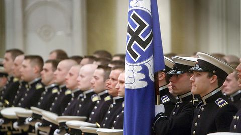 Angehörige der finnischen Luftwaffe mit blauer Hakenkreuzflagge