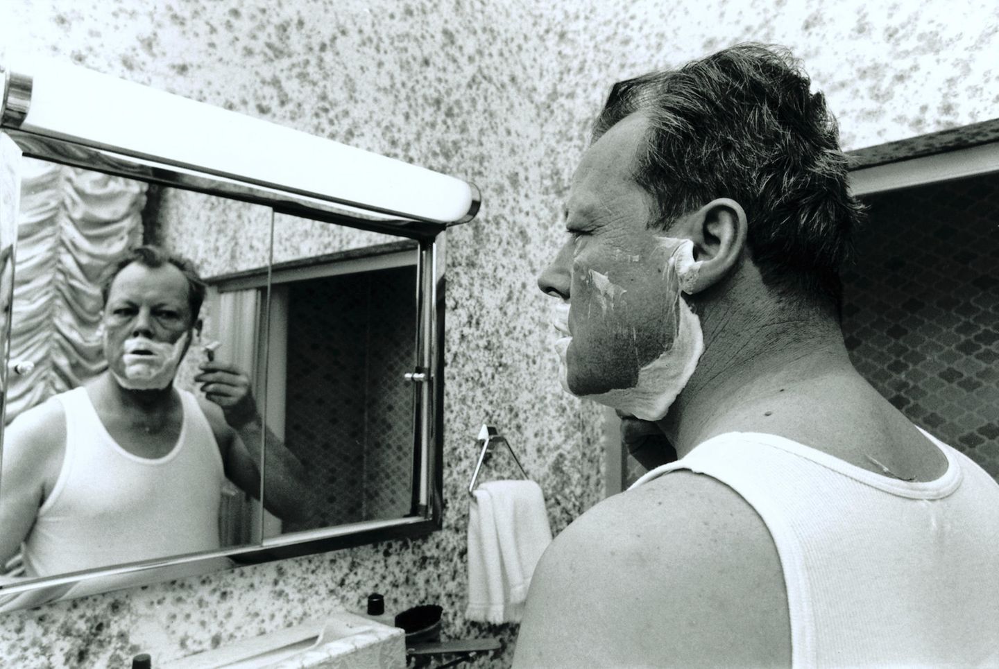 Jay Ullal, 1969: Willy Brandt rasiert sich in seinem Hotelzimmer in Washington  Hier abstimmen: www.stern.de/voting75