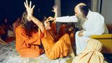 Jay Ullal, 1977: Der indische Guru Bhagwan (später Osho) öffnet einer Adeptin das Dritte Auge  Hier abstimmen: www.stern.de/voting75