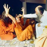 Jay Ullal, 1977: Der indische Guru Bhagwan (später Osho) öffnet einer Adeptin das Dritte Auge  Hier abstimmen: www.stern.de/voting75