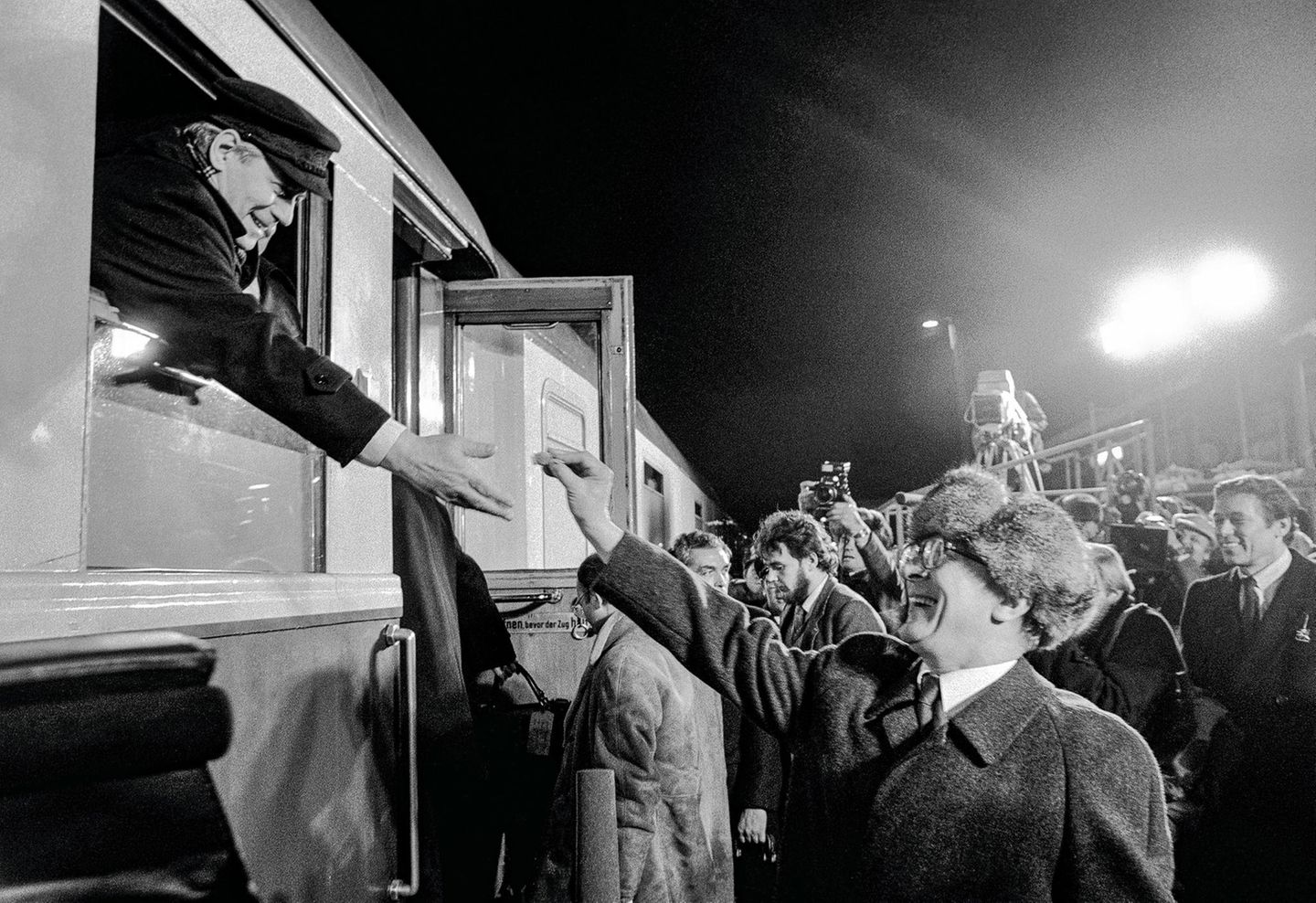 Harald Schmitt, 1981: Erich Honecker verabschiedet Helmut Schmidt auf dem Bahnhof von Güstrow mit einem Bonbon  Hier abstimmen: www.stern.de/voting75
