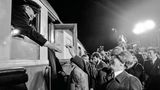 Harald Schmitt, 1981: Erich Honecker verabschiedet Helmut Schmidt auf dem Bahnhof von Güstrow mit einem Bonbon  Hier abstimmen: www.stern.de/voting75