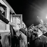 Harald Schmitt, 1981: Erich Honecker verabschiedet Helmut Schmidt auf dem Bahnhof von Güstrow mit einem Bonbon  Hier abstimmen: www.stern.de/voting75