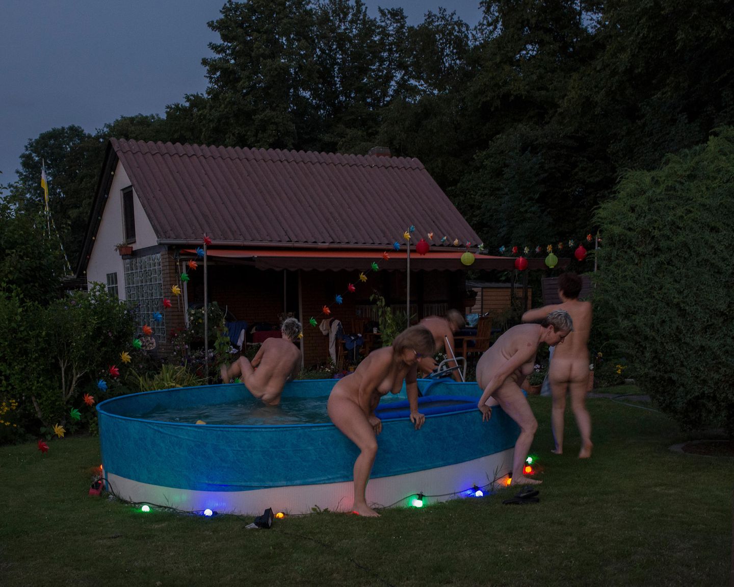 Tamina-Florentine Zuch, 2016: Frauenabend in einem Garten der Schrebergartenkolonie Dornröschen in Hannover  Hier abstimmen: www.stern.de/voting75