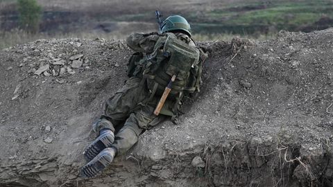 Ein russischer Soldat bei einer Übung 