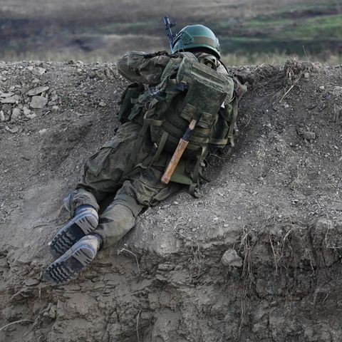 Ein russischer Soldat bei einer Übung 