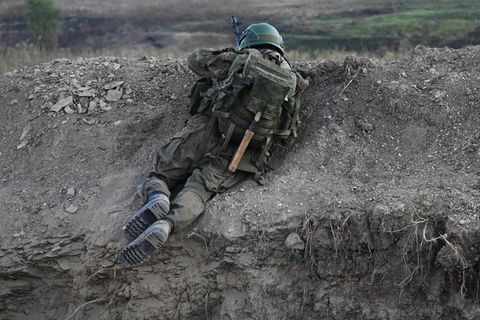 Ein russischer Soldat bei einer Übung 