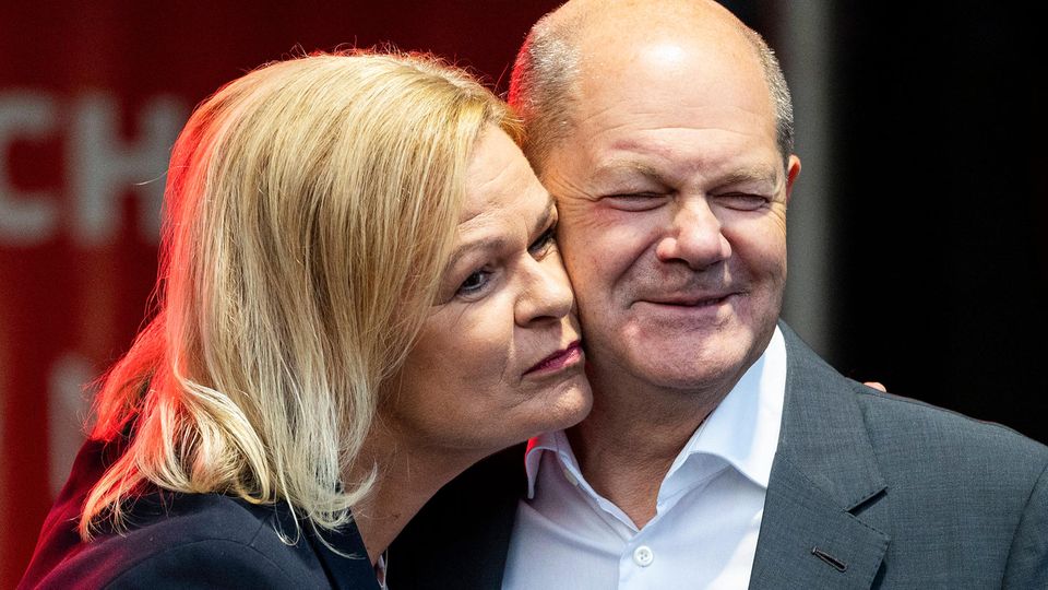 Faeser presst ihre Wange an die von Scholz bei einem Wahlkampfauftritt auf dem Marktplatz in Baunatal. Faeser presst ihre Wange an die von Scholz bei einem Wahlkampfauftritt auf dem Marktplatz in Baunatal.