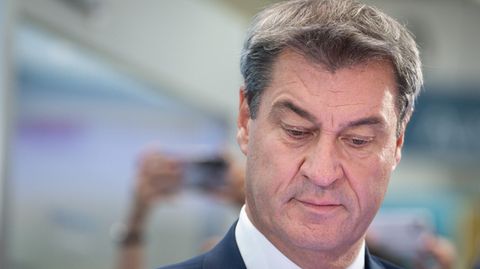 Markus Söder blickt auf den Boden.